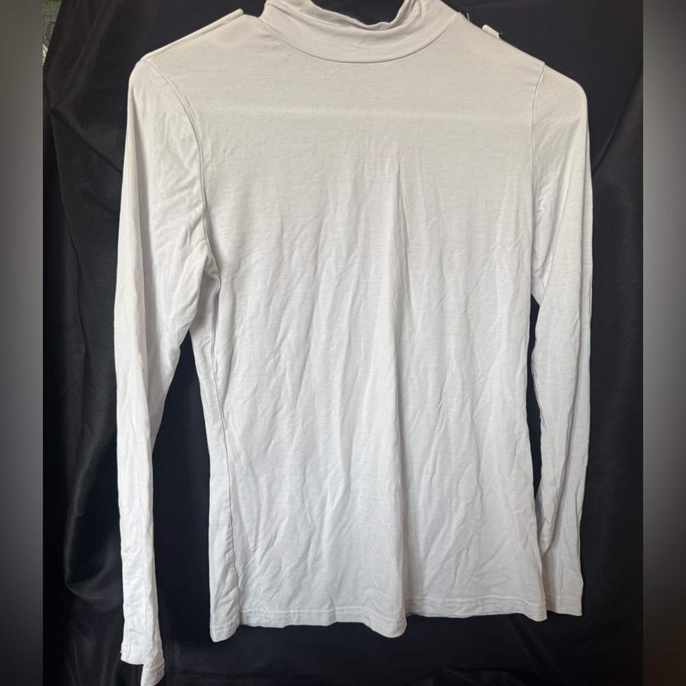 🌻 Lightweight White Mockneck Long Sleeve Tee | EUC